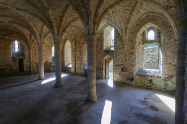 Savaş Manastırı altındaki Acemi Ortak Salonu kısmen harabeye dönmüş Benedictine Manastırı, Doğu Sussex, İngiltere U