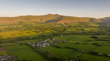 Editör Swansea, İngiltere - 09 Mayıs 2023: Güney Galler 'deki Swansea Körfezi' ne akan sular üzerindeki Tawe Barajı