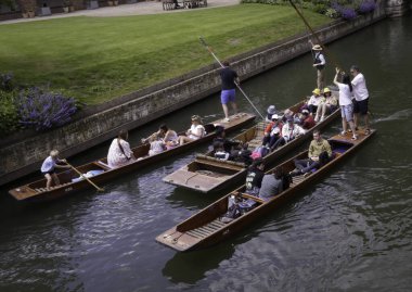 Editör Cambridge, İngiltere - 3 Haziran 2023: İngiltere Üniversitesi 'nin Cambridge şehrinde Cam Nehri üzerinde Punt yapan turistler