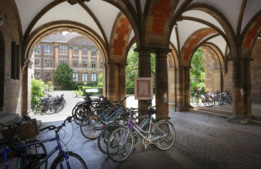 Cambridge, İngiltere - 3 Haziran 2023: İngiltere 'de Cambridge Üniversitesi öğrencileri için ana ulaşım aracı.