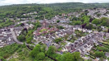 Editör Swansea, İngiltere - 18 Mayıs 2023: Swansea Arena ve Swansea City merkezini kapalı arena ve Güney Galler kıyılarına bağlayan Coprbay Köprüsü 'nün insansız hava aracı görüntüsü