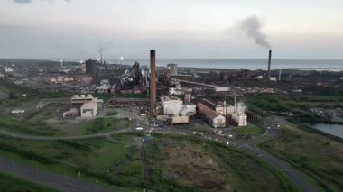 Editör Port Talbot, İngiltere - 24 Mayıs 2023: Güney Galler 'deki Port Talbot kasabasından geçen M4 Otoyolu' nun yükseltilmiş bölümü