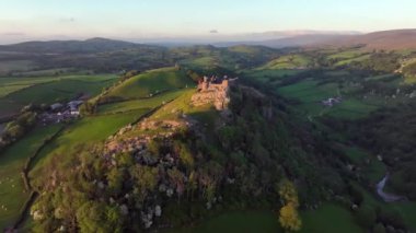 Akşam güneşi Carreg Cennen Şatosu 'nda, Cennen Nehri yakınlarındaki bir tepede, Trapp köyünde, Güney Galler' de, Carmarthenshire, Llandeilo 'nun 4 mil güneyinde.