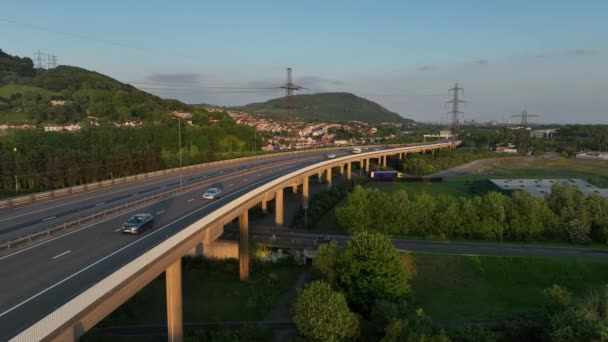 編集ポートタルボット イギリス 2023年5月24日 南ウェールズのポートタルボットの町を通ってM4高速道路の高架部 — ストック動画