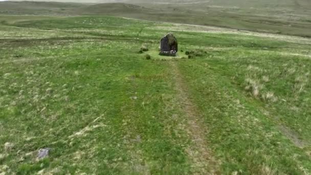 古代の立っている石は 悪魔のエルボー 南ウェールズの近くのHeol SeniとYstradfelteからBrecon Beacons道路からMaen Lliaと呼ばれる英国 — ストック動画