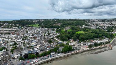 Swansea, İngiltere - 07 Ağustos 2023: Mumbles köy ve Swansea 'deki Oystermouth Şatosu, Güney Galler' deki Gower Yarımadası 'nın kenarında yer alan popüler bir tatil beldesi.