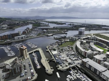 Swansea, İngiltere - 4 Ağustos 2023: Güney Galler 'deki Swansea' nin doğu tarafındaki Tawe Nehri ve rıhtımlarının insansız hava aracı görüntüsü