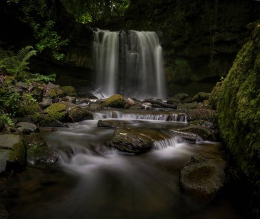 Longford Şelalesi, Neath Abbey 'den çok uzak değil Clydach nehri üzerinde, Güney Galler, İngiltere