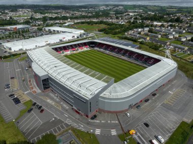 Longford Şelalesi, Neath Abbey 'den çok uzak değil Clydach nehri üzerinde, Güney Galler, İngiltere