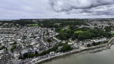 Swansea, İngiltere - 07 Ağustos 2023: Güney Galler 'deki Gower Yarımadası' nın kıyısında bulunan Mumbles Köyü ve Swansea 'deki Oystermouth Şatosu