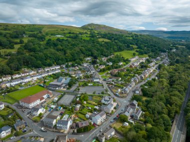 Swansea, İngiltere - 10 Ağustos 2023: Abercrave 'in havadan görünüşü ve Güney Galler' de Uyuyan Dev olarak adlandırılan dağ, nam-ı diğer Cribarth