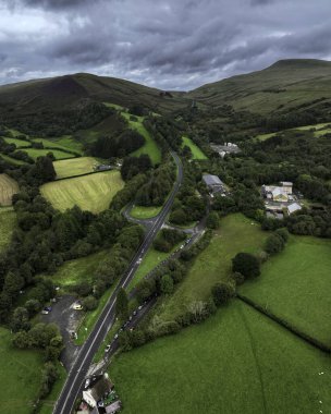 Editör Swansea, İngiltere - 27 Ağustos 2023: Yukarı Swansea Vadisi 'ndeki Glyntawe' de A4067 insansız hava aracı görüntüsü Güney Galler U 'daki Brecon' a doğru bakıyor