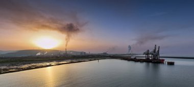 Editör Port Talbot, İngiltere - 06 Eylül 2023: Avrupa 'nın en büyük ikinci çelik üreticisi Tata Steel olarak da bilinen İngiltere' nin Port Talbot Çelik Fabrikası üzerindeki güneş doğumu ve kirliliği