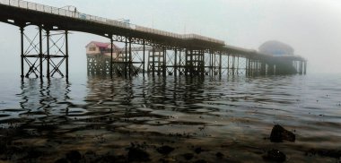 Swansea Bay, U 'daki Mumbles iskelesinin sonundaki yeni filika istasyonunun üzerinde bir deniz sisi.