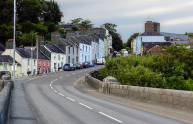 Llandeilo, İngiltere - 13 Eylül 2023: Güney Galler 'deki Llandeilo kasabasına girerken Bridge Caddesi' ndeki renkli teraslı evlerin ayırt edici satırları