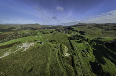 Güney Galler 'deki Brecon Beacons dağlarından yuvarlanan bir dizi şelaleden biri.