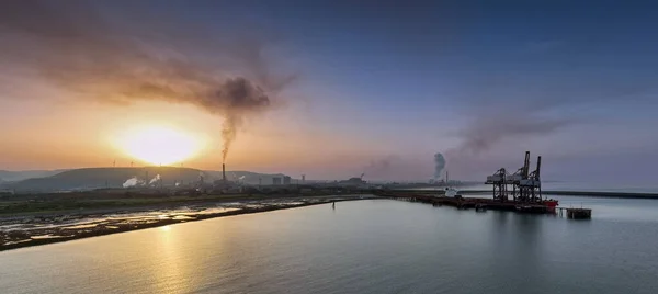 英国塔尔博特港 2023年9月6日 英国塔尔博特港钢铁厂 也被称为塔塔钢铁 欧洲第二大钢铁制造商 的日出与污染 — 图库照片