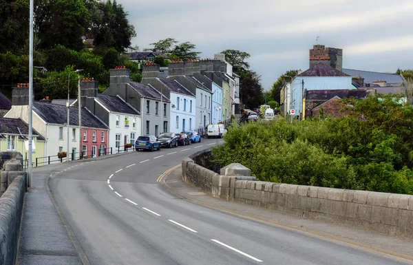 Llandeilo, İngiltere - 13 Eylül 2023: Güney Galler 'deki Llandeilo kasabasına girerken Bridge Caddesi' ndeki renkli teraslı evlerin ayırt edici satırları