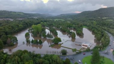 Editör Swansea, İngiltere - 20 Eylül 2023: Clydach, Swansea UK 'deki Mond golf kulübü uzun süren sağanak yağmurun ardından ağır sel altında.