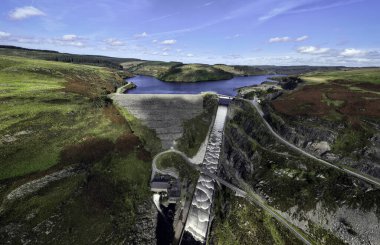 Havadan Llyn Brianne, insan yapımı bir baraj ve Wales, İngiltere 'nin orta kesimindeki Towy Nehri' nin akarsularında bir su deposu.