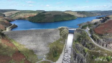 Llyn Brianne 'in havadan görünüşü, İngiltere' nin Mid Wales kentindeki Towy Nehri 'nin ana sularında insan yapımı bir rezervuar.