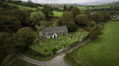 Güney Galler 'deki Swansea Vadisi' ndeki Pontardawe kasabasına bakan Llangiwg Katolik Kilisesi 'nin insansız hava aracı görüntüsü.