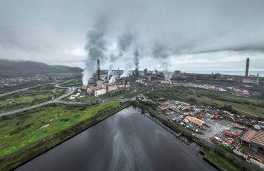 Editör Port Talbot, İngiltere - 12 Ekim 2023: Güney Galler U Port Talbot 'taki Tata Çelik Fabrikasının insansız hava aracı görüntüsü