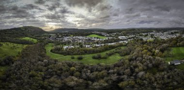 Ystradgynlais U 'daki Swansea Vadisi ve Diamond Park' ın panoramik görüntüsü.