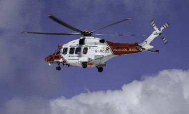 Swansea, İngiltere - 3 Mart 2024: AW189 AgustaWestland sahil güvenlik helikopteri Güney Galler 'deki Brecon Beacons dağlarının üzerinden uçuyor.