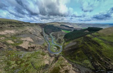 Treorchy, Rhondda Cynon Taf, Güney Galler İngiltere 'deki Galler Bwlch-Y-Clawdd Yolu' ndaki Bwlch dağının zirvesine giden yol.