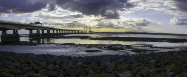 İkinci Severn Geçidi olarak da bilinen Galler Prensi Köprüsü 'nün bir panoraması İngiltere ve Galler arasında Severn Nehri üzerindeki M4 otoban köprüsü.