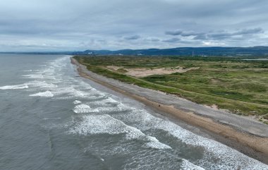 Editör Swansea, İngiltere - 27 Haziran 2024: Sker Sahili, en batıdaki Porthcawl plajları ve Kenfig Ulusal Doğa Rezervi ile Tata Çelik Fabrikaları.