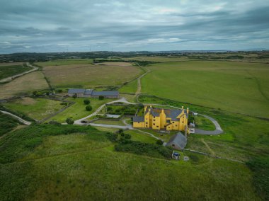 Porthcawl, İngiltere - 27 Haziran 2024: Güney Galler 'de tarihi bir bina olan Sker House, başlangıçta 900 yıl önce Avrupa' nın Porthcawl kentinin hemen dışında papaz tarikatının bir grange 'ı olarak inşa edildi.,