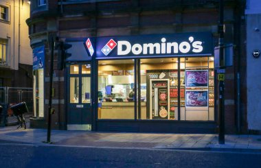Bristol, İngiltere - 18 Ağustos 2024: The store front of a Domino 's Pizza took away in Bristol, England