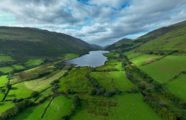 Tal-y-llyn Gölü, Tywyn 'in kuzeydoğusunda ve Machynlleth' in kuzeyinde Güney Snowdonia 'daki Kadair Idris eteklerinde yer alan bir göl.