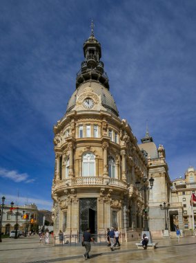 Editör Cartagena, İspanya - 08 Ekim 2024: İspanya 'nın Cartagena limanındaki süslü turizm bürosu binası