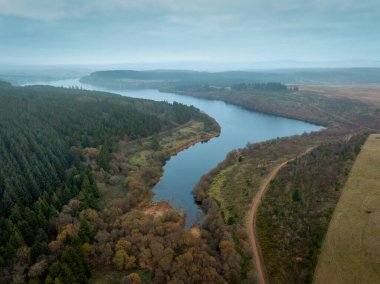 Güney Galler 'deki Bannau Brycheiniog Ulusal Parkı' nın (Brecon Beacons) batı kıyısındaki görkemli Kara Dağ 'ın altında yer alan Usk rezervuarının uzak ucunda bulutlu bir gün.