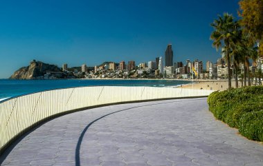 Benidorm, İspanya - 30 Ocak 2025: Benidorm, İspanya 'daki Poniente Sahili boyunca yürüyüş yolu