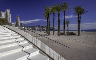 Benidorm, İspanya - 30 Ocak 2025: Benidorm, İspanya 'da Poniente Sahili' nde gezinti yapan merdivenlerdeki gölgeler