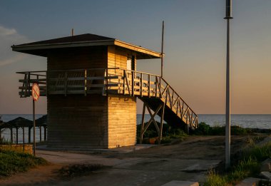 Paphos, Kıbrıs, Yunanistan kıyısında ahşap bir cankurtaran istasyonu