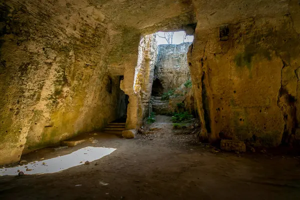 Agia Solomoni Yeraltı Mezarlığı, Kıbrıs Rum Kesimi 'nin Paphos kentindeki 12. yüzyıldan kalma dini tabloların kalıntılarıyla bir dizi taş mezar odası.