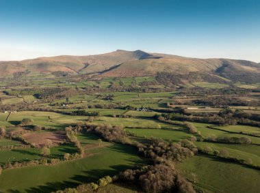 Brecon Beacons Ulusal Parkı 'ndaki Penyfan dağının altındaki tarlalar artık Bannau Brycheinio olarak biliniyor.