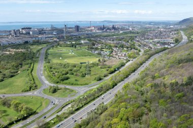 Editör Port Talbot, İngiltere - 20 Nisan 2025: Port Talbot, Güney Galler ve M4 motorwa 'daki Tata Çelik Fabrikasının insansız hava aracı görüntüsü