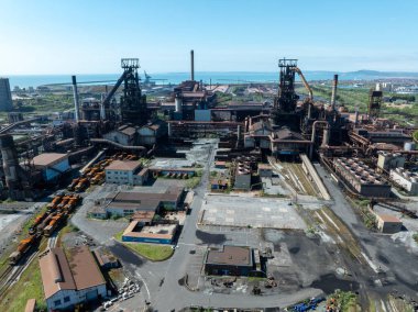 Editör Port Talbot, İngiltere - 20 Nisan 2025: Port Talbot, Güney Galler U 'daki Tata Çelik Fabrikasının İHA görüntüsü
