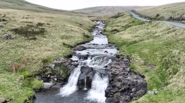 Güney Galler 'deki Brecon Beacons' daki Trecastle yolunun yanındaki kaynağına oldukça yakın bir yerde küçük bir şelale..