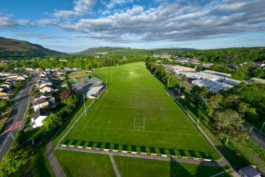 Ystradgynlais, İngiltere - Mayıs 06, 2025: Yukarı Swansea Vadisi, Güney Galler 'deki Ystradgynlais Rugby Futbol Kulübü' nün insansız hava aracı görüntüsü