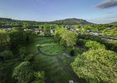 Ystradgynlais, İngiltere - Mayıs 06, 2025: Gorsedd Parkı 'nın Ystradgynlais, Güney Galler' deki Tawe nehri kıyısındaki St. Cynog kilisesinin hava aracı görüntüsü