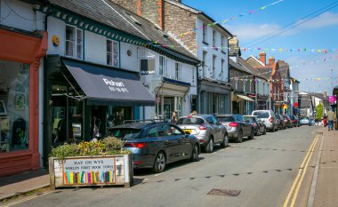 Editör Hay-on-Wye, İngiltere - Güney Galler 'in tarihi pazar kasabası Hay-on-Wye' da bir sanat, edebiyat ve öğrenim merkezi olan Castle Caddesi 'ndeki 17 Mayıs 2025 Kitap dükkanları
