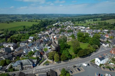 Editör Hay-on-Wye, İngiltere - 17 Mayıs 2025 Saman-on-Wye 'ın havadan görünüşü, Güney Galler' deki tarihi Galler pazar kasabasında bir sanat, edebiyat ve öğrenim merkezi.