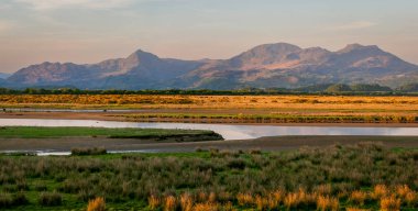 Kuzey Galler 'deki Yr Arddu, β t ve Moelwyn Mawr tepelerinin Porthmadog' undan panoramik bir manzara